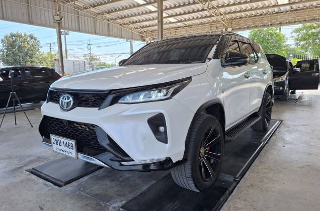 Fortuner 2.4 Legender Black Top (MY20) AT